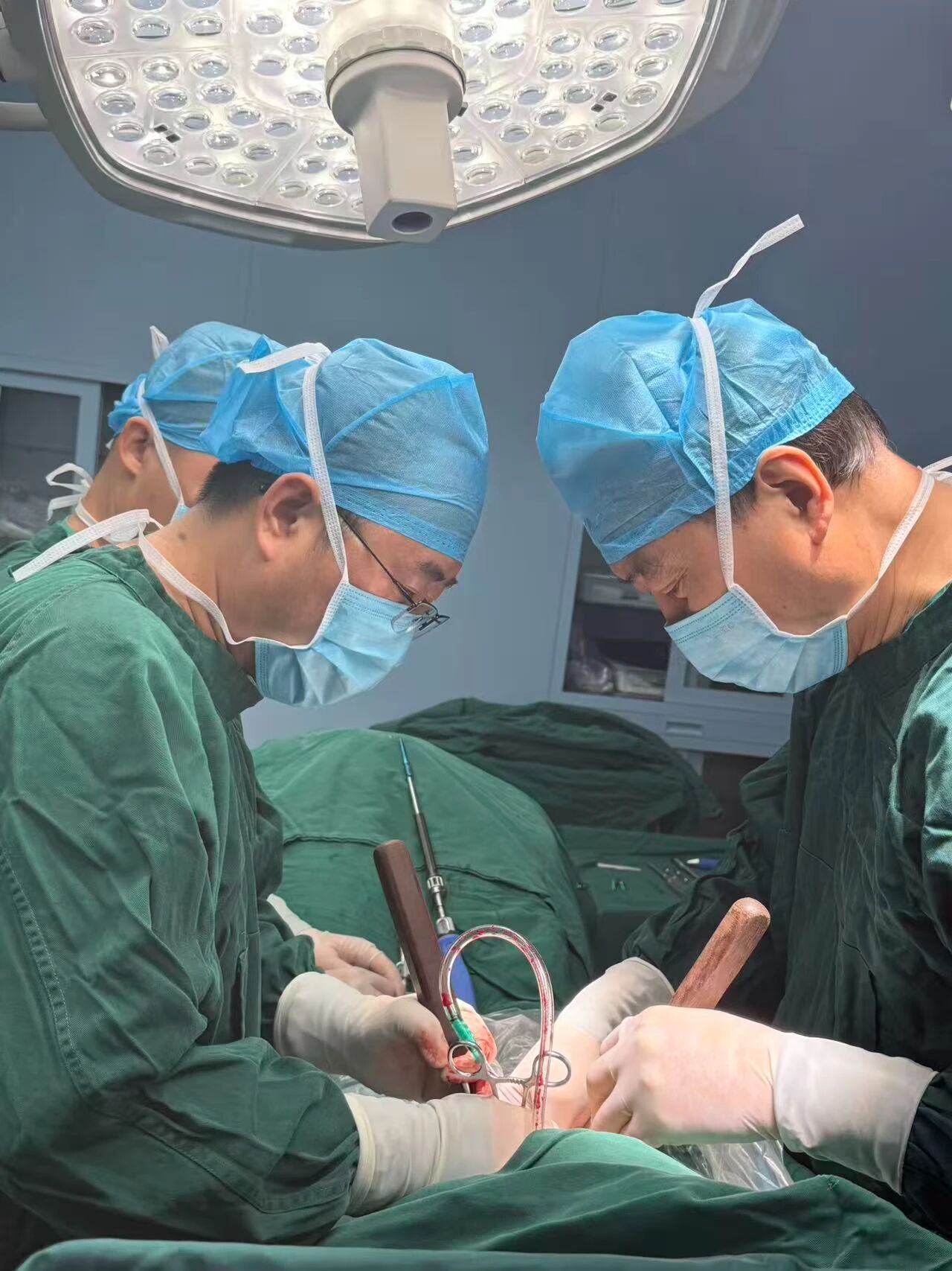 第100例合作手术成功：定边县人民医院携手西交大一附院榆林医院救治骨折患者